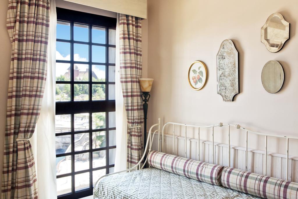 Family Room with Access to PortAventura Park (2 Adults + 3 Children) + 1 ticket to Ferrari Land,641334126:JPEG