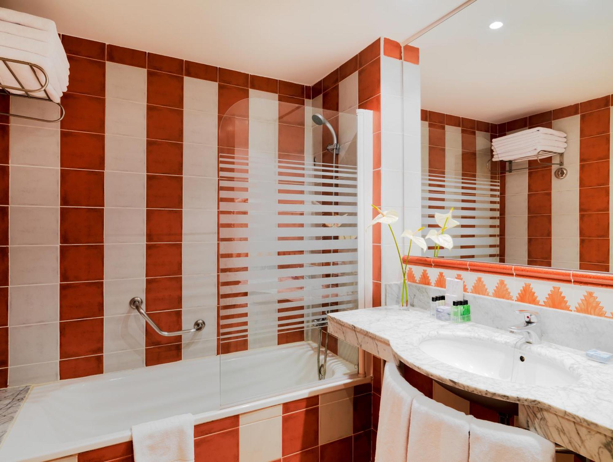 Chambre Double ou Lits Jumeaux avec Lit d'Appoint - Vue sur Piscine (2 Adultes + 1 Enfant de 10 Ans Maximum)