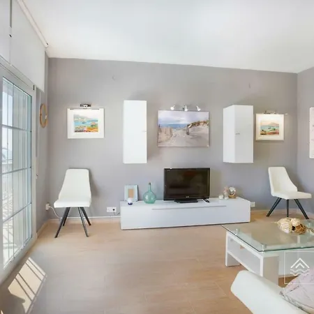S12 - Beach Front Apartment --Free Wifi--2
